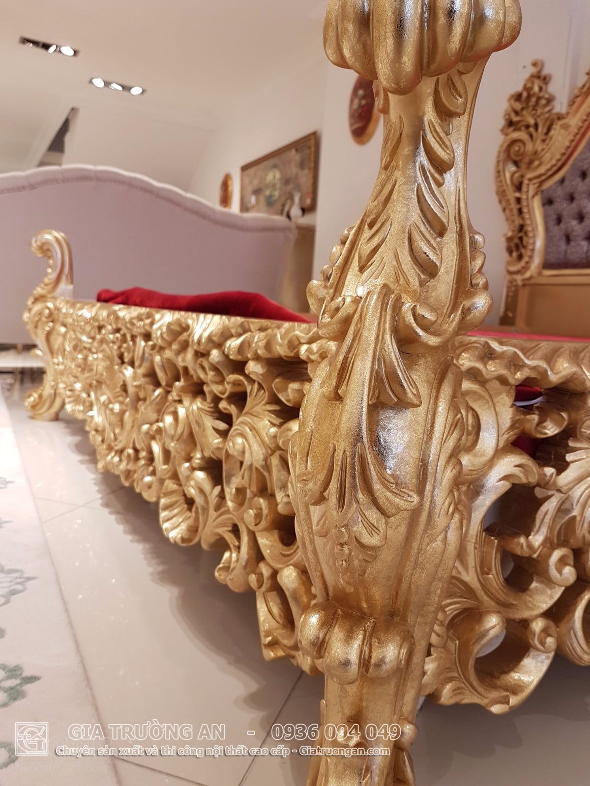 Hoa văn cổ điển giường ngủ dát vàng