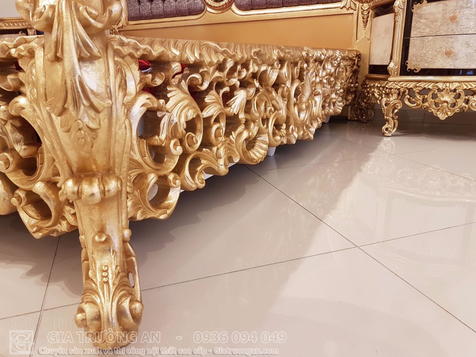 Hoa văn cổ điển giường ngủ dát vàng