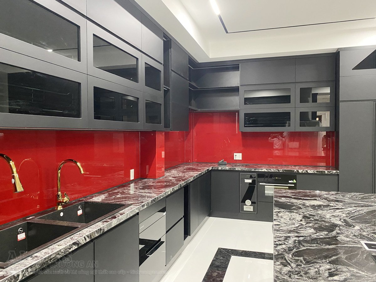 Tủ bếp màu đen sang trọng và đẳng cấp