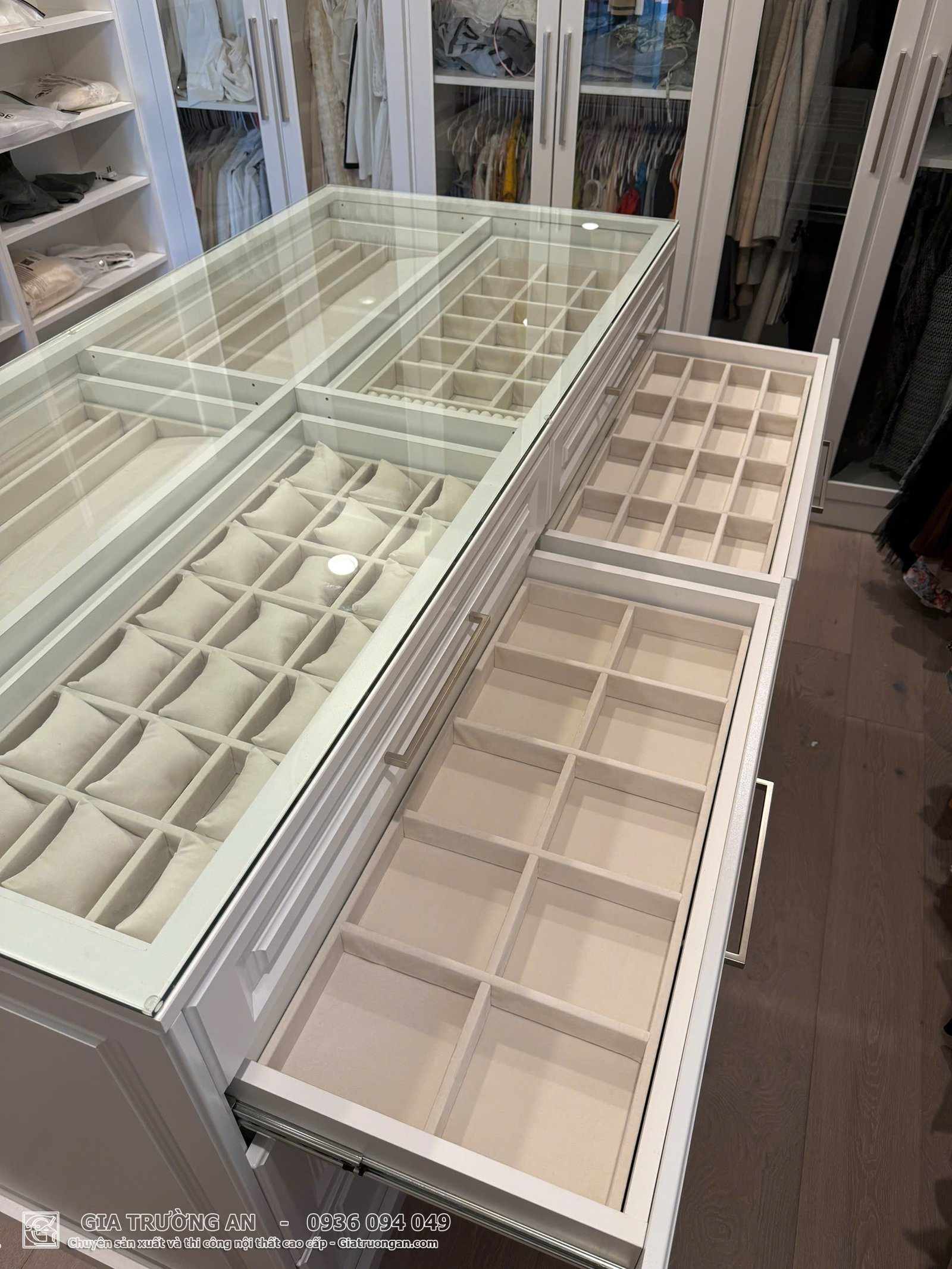 Phu-kien-de-trang-suc-boc-nhung-phong-thay-do -17 Phụ kiện trang sức, khay trang sức phòng thay đồ