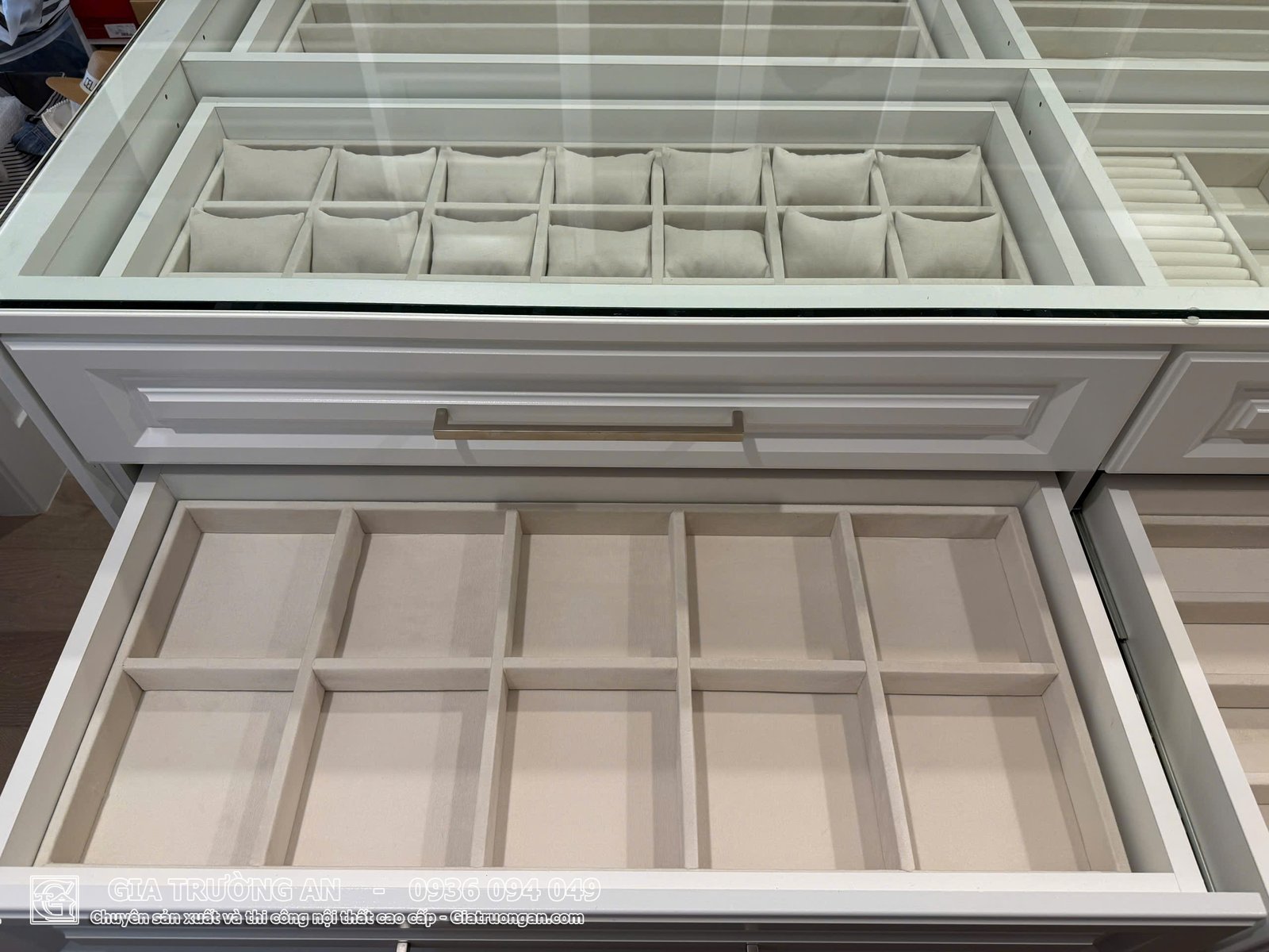 Phụ kiện trang sức, khay trang sức phòng thay đồ