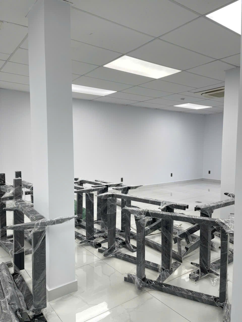 2 MẪU BÀN LÀM VIỆC KHUNG CHÂN SẮT ĐẶT GIA CÔNG THEO THIẾT KẾ RIÊNG THÌ CÓ THỂ ĐẶT SẢN XUẤT Ở ĐÂU? - Gia Trường An