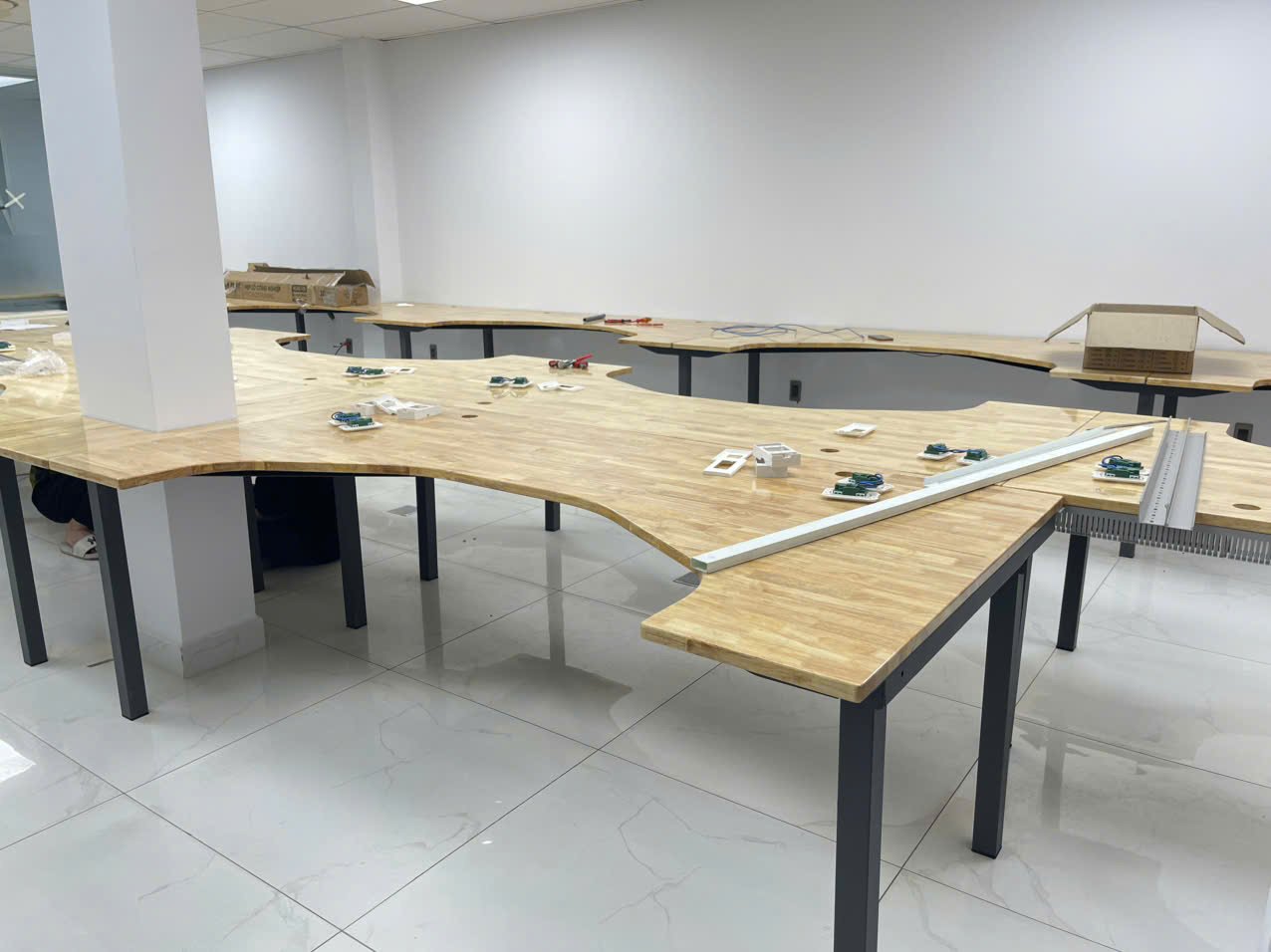 8 MẪU BÀN LÀM VIỆC KHUNG CHÂN SẮT ĐẶT GIA CÔNG THEO THIẾT KẾ RIÊNG THÌ CÓ THỂ ĐẶT SẢN XUẤT Ở ĐÂU? - Gia Trường An